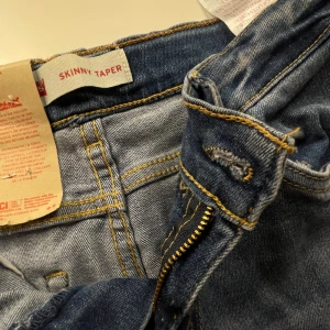 Levi’s jeans - Helt nya blåa mid-rise skinny Levis jeans med prislappar på. Kontakta för mått och fler bilder!!💋Priset går att diskuteras