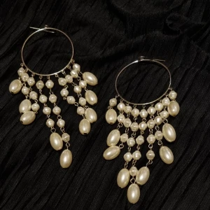 Örhängen pärlor - Festliga örhängen med pärlor Ej tunga 