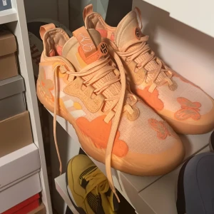 Harden vol 5 - Knappt använda bara testad en gång. Storlek 44. Och pris 1700