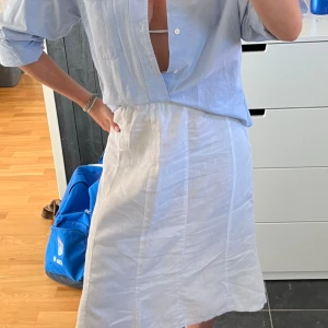 Linnekjol  - Vit Linnekjol, resor i midjan, dragkedja på sidan, 