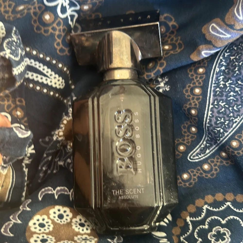 Säljer denna parfym från Hugo Boss. det kan va svårt att förklara doften, men den är söt och stark. det är väldigt mycket kvar i flaskan, säljer då jag inte använder den. köpt för 870kr på kicks, säljer för 400+ frakt. priset kan diskuteras😊. Övrigt.
