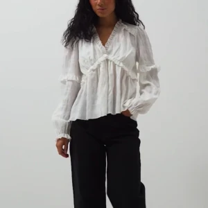 Vit blus - Säljer min superfina blus från nakd❤️ säljer få vitt inte är min färg och aldrig kommer till användning. Inga defekter och är superfin. Köpt för 400 och säljer för 290