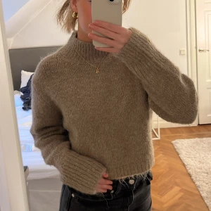 Stickad tröja - Säljer denna beige/bruna stickade tröja ifrån zara i strl S då jag ej använder den längre