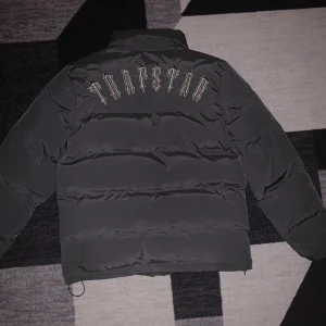 Trapstar Jacka - Säjer min trapstsar jacka för att den är för liten för mig nu. Köpte början av den här vintern då den är i bra skick. Jackan har S för storlek men jag var 175 och den passade perfekt.