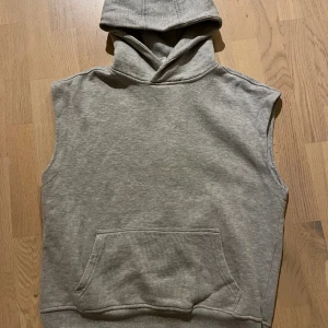 Ärmlö huvtröja  - Grå huvtröja i fint skick.