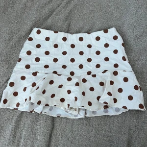 Mini kjol  - Mini kjol från zara med bruna prickar! Så fin men inte använt så mycket pga liten i storleken. Storlek M