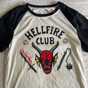 Hellfire tröja mjukt material  - Hellfire tröja köpt för ett tag sen.. kommer tyvärr inte till användning, står inte vilken storlek men skulle säga S💞 skriv om du har frågor elr vill ha fler bilder☺️