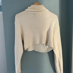 Stickad tröja från HM - Croppad vit/kräm vit stickad tröja från HM