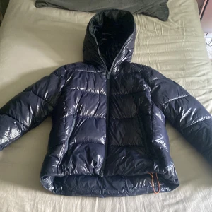 Save the duck vinter jacka - Säljer nu denna Moncler maya liknande save the duck jackan. Jackan har endast använts en sesong och är i väldigt bra skick. Nypris ca 4000kr, mitt pris 1800kr. 