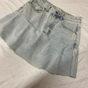 Jeans kjol - Vi har sytt denna kjol utav ett par jeans. Jeansen var från början i storlek XS men blev lite större när man sydde ut den till kjol så den skulle kunna passa S också. Hör av er vid Intresse😌💕💕