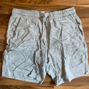 gråa mjukisbyxor  - ett par ljusgrås mjukisbyxor från new yorker i storlek xs. det finns tecken på användning men håller ändå gott skick. hör av dig vid frågor! :)   (obs: stryker dem självklart innan köp!) 