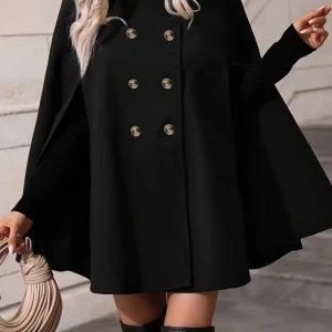 Svart kappa med knappar - Elegant svart kappa med dubbelknäppning framtill. Den har en lös passform och  klassisk design som aldrig går ur mode. i nyskick. (köpare betala frakten) 