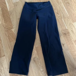 Svarta träningsbyxor från Nike - Säljer ett par svarta träningsbyxor från Nike i storlek XS. De har en rak passform och är låg midjade.