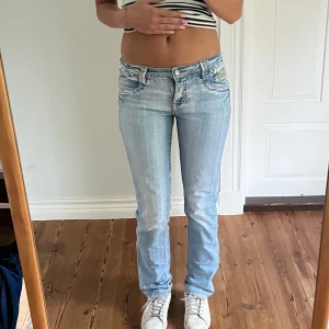 Lågmidjade vintage jeans  - Lågmidjade vintage jeans.  Jag på bilden är 170cm.  Midjemåttet: 39cm (rätt över )  Inerbenslängd: 80cm Inga defekter 💕 använd dig utav köp nu🫶
