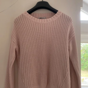 Ljusrosa stickad tjocktröja - En jätte fin rost stickad tjocktröja från Gina tricot i storlek xs, andvänd några få gånger men e i mycket fint skick💕