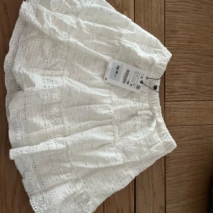 Vit kjol - Säljer en helt oanvänd kjol från Zara med prislapp på. Storlek 164 men passar mig som vanligtvis har storlek S. Hör av er med frågor!❤️‍🔥 