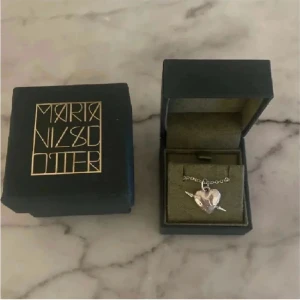 Maria Nilsdotter halsband  - Maria Nilsdotter Tuvstar necklace. Kedjan har blivit lite mörk men kan enkelt posteras om i butiken om man vill det. Kvitto och låda osv finns. 