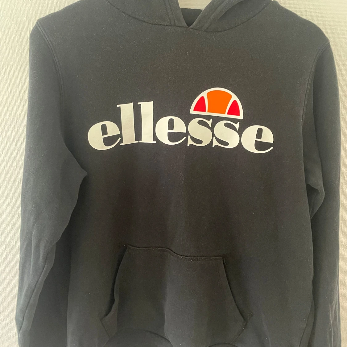 Svart hoodie från Ellesse