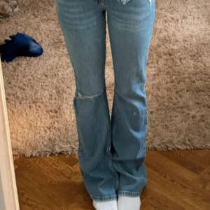 Blåa jeans med hål - Säljer vidare dessa jättefina jeans pågrund av dom att dom va för stora för mig. Jättetråkigt för dom va så fina och ser knappt använda ut. 