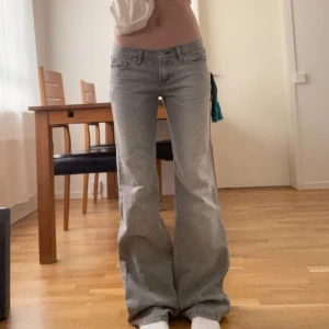 Lågmidjade flared jeans - Säljer en av mina favorita gråa flared jeans från Terranova Jeans. De är i storlek S och har en cool broderad detalj på bakfickorna. Jeansen är i toppskick och har en bekväm passform. Midjemått 39 Innerbenslängd 83 💕 Jag är 165