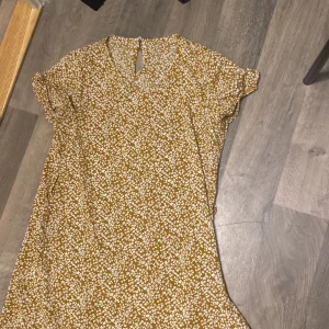 Kläning - Säljer en somrig kläning, använd ett par gånger, kommer till knäna och jätte bra material ny pris 229kr.