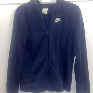 Nike hoodie  - Mörkblå zipup hoodie från Nike, fint skick och inga skador eller tecken på användning 🙏🏽