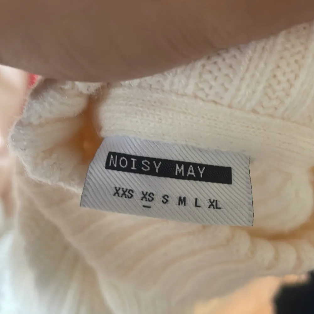 Säljer en vit stickad polotröja i stl xs som är köpt på Vera Moda men i princip aldrig använd. Neuleet.