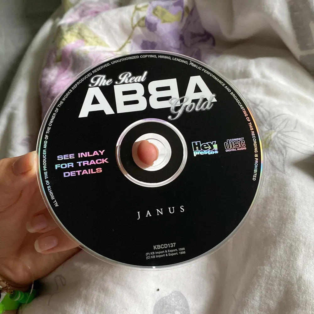 Säljer en CD med titeln 'The Real ABBA Gold' av The ABBA Tribute Band. CD:n innehåller 14 klassiska ABBA-låtar som 'Dancing Queen', 'Super Trouper', 'Chiquitita', och 'Waterloo'. + mer. Skivan är i bra skick och kommer med originalfodralet. Perfekt för alla ABBA-fans som vill njuta av deras tidlösa hits!. Övrigt.