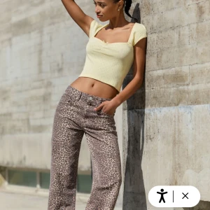 Leopard jeans - Så så snygga och coola jeans i leopard mönster från Pull& Bear! Ny skick, bara använda några få gånger❤️Sitter så snyggt på och skulle säga att de passar storlek 38-42 men det beror på hur man vill att de ska sitta🥹