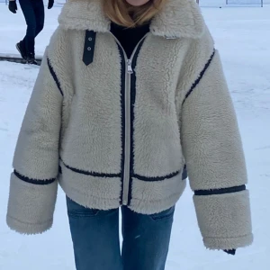 Ulljacka Zara - Varm och mysig vinterjacka i ull med coola läderdetaljer från Zara. I fint skick! Pris kan diskuteras vid snabb affär!!! Nypris 1200kr💕