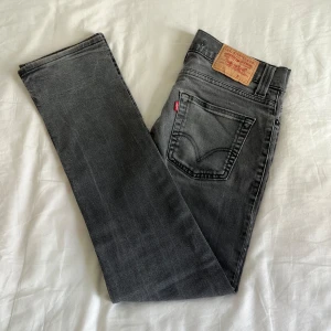 Levis 511 jeans 32/32 - Levi’s jeans 511 i färgen grå. Storlek 32/32. Fint skick, nypris 1099, köp för endast 299kr. Sitter möjligen tajtare i midjan.
