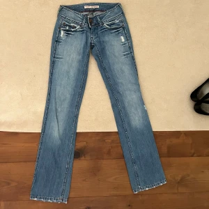 Lågmidjade pepe jeans - Midjemått(rätt över):  35 cm Innerbenslängd: 80 cm (Jeansen är för små för oss därav är det inga bilder hur de sitter på, passar någon xxs/xs)  Skriv om ni har några frågor💗//Perfectjeans