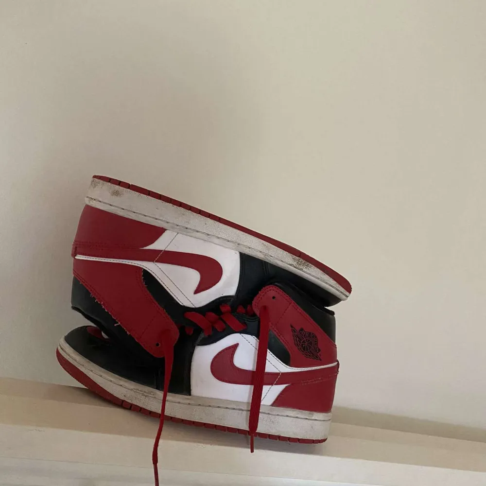 Hej jag säljer dessa Jordan 1 mid i storlek 39 för att de inte passar längre. de har bara använts ett fåtal gånger då dem redan var för små när jag köpte de super snygga kommer med box, passar både tjej och kille storlek 38. Kengät.