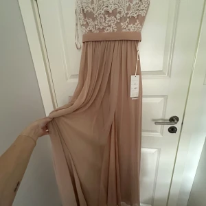 Balklänning Dressroom Linné - Storlek 32  Passar om man är 160-180 cm lång, finns extra textil/prylar om man ska sy inför balen eller stora evenemang.  Jättevacker klänning som är aldrig använd!! Pga pandemin så blev allt inställd. Nypris 4500 men säljer 1500, priset kan ändras