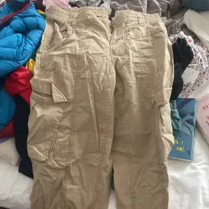 Jättefina cargo pants i super skick! Har typ aldrig använt dem så säljer dessa fina byxor nu, de är typ midwaist men man kan ha de low också