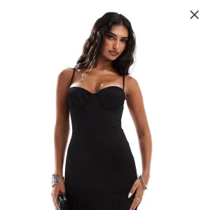 Svart klänning - Säljer den här fina klänningen från ASOS som är aldrig använd, har kvar prislappen. Säljer den efter den var lite stor vid bröstkorgen. Själv köpt för 1188. Skriv gärna för lägre pris