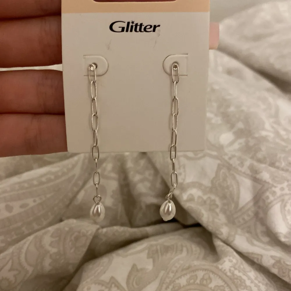 Helt oanvända örhängen från glitter🤍 Pris kan diskuteras😁. Accessoarer.