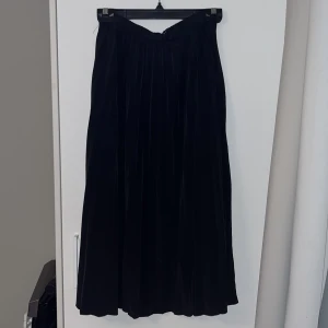 Veckad kjol - Från gina tricot, nyskick!