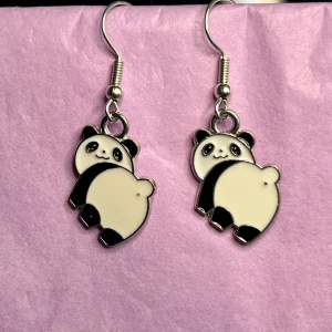 Pandor🐼 - Supersöta örhängen med pandaberlocker. Gjorda av mig, i rostfritt stål🐼