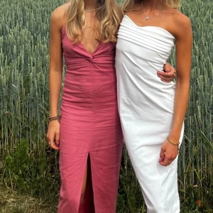 Zara klänning - Rosa midi klänning från zara med knyt i ryggen. Endast använd en gång.