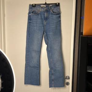Jeans Zara - Bootcut jeans från Zara i strlk 38. Sällan använda.