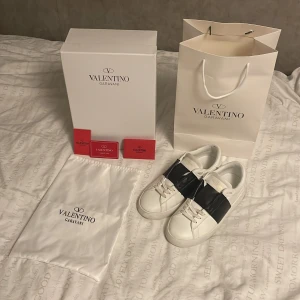 Äkta valentino skor  - Hej jag vill sälja mina valentino skor bara för jag har tröttnat på skorna dom står endå bara på en hylla. Jag har endast använt dom till skolan några gånger så dom är i ett bra Skick 9/10 men om nu är intresserade skicka ett meddelande.