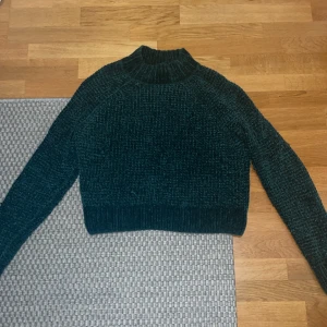 Tröja - Typ stickad tröja i skönt material. Fint skick!