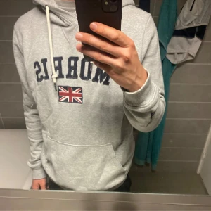 Morris hoodie - En nice Morris hoodie!! Väldigt sällsynta att få tag på. Stolek M Hör gärna va om ni är intresserade🫡🫡✅