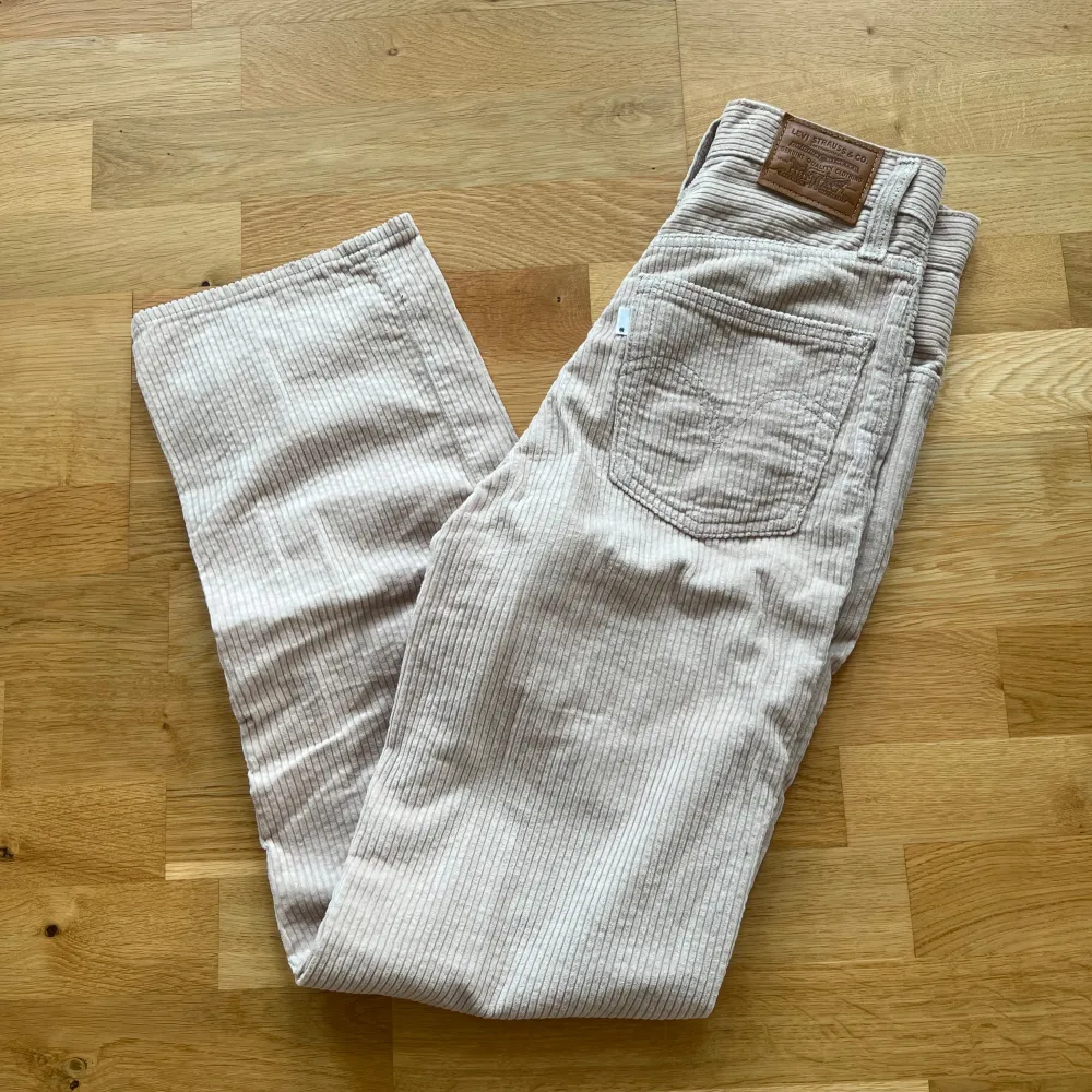 Snygga manchesterbyxor från Levi’s! I nyskick och så himla fina.  Modellen heter ribcage straight ankle - köpta för 1200 kr Lite små i storleken!💕 Kontakta mig vid intresse och tveka inte med att ställa frågor 🥰. Jeans & Byxor.