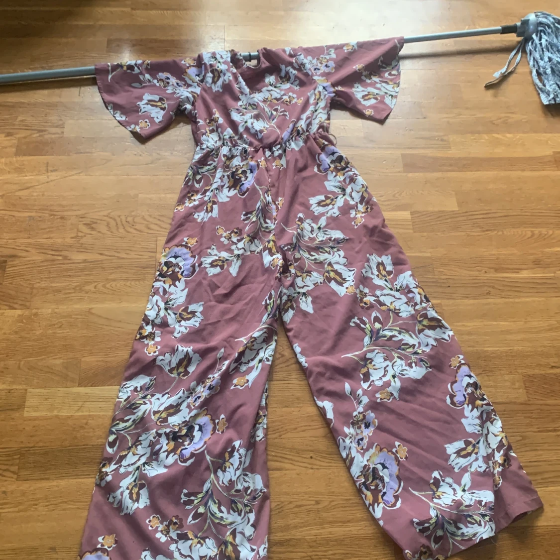 Mörkrosa blommig jumpsuit 