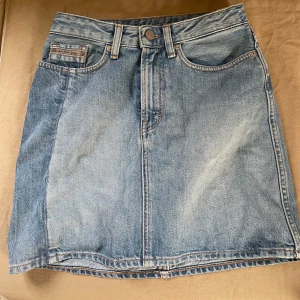Calvin Klein Kjol! - Jätte fin jeans kjol från Calvin Klein som knappt är använd! Säljer pågrund at att den är förliten!💓
