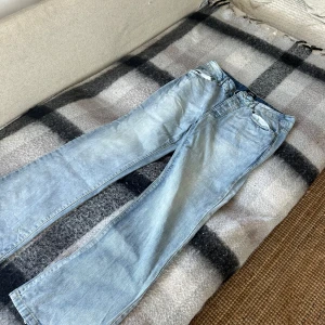 Bohoman jeasn - Jeans från bohoman där den är lite flares alltså att dem är lite bredare i slute. Inte min still och använd 2-3 gånger. Storlek är 32 som sitter bra i midjan men går lång ner över skorna för mig som 180