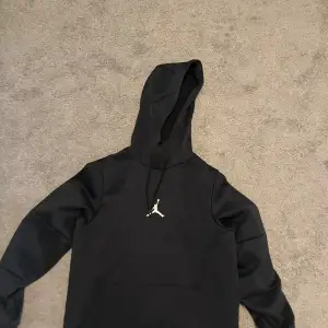 Säljer en väldigt snygg Jordan hoodie i bra skick. Nästan nyskick, en svart hoodie med vit Jordan detalj. 