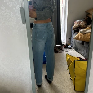 Ljusa slitna jeans från Shein - Säljer ett par ljusa jeans från Shein i storlek S. De är högmidjade och har en baggy passform. Jeansen är slitna med flera hål och revor, vilket ger dem en cool och avslappnad look. Perfekta för en casual outfit!